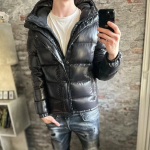 Ralph lauren jacka - Mycket fint skick, inga defekter. Storlek M  passar dig som är mellan 178-188 ungefär. Nypris ca 7500kr. Modellen är 185 cm, 79 kg. Självklart äkta - Kolla bara recensionerna pch qr kofen! Passar bra nu till vintern. Skriv för mer information!🤝