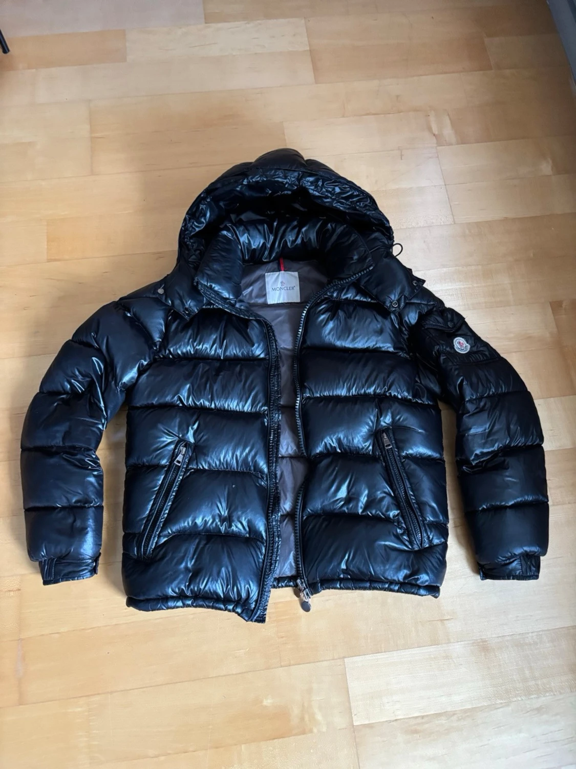 Svart Moncler pufferjacka med huva