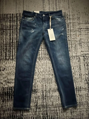 Dondup Monroe Jeans - | Dondup Monroe Jeans| | Storlek: 31-30 | Skick: 10/10| Medföljer:| Frågor eller funderingar tveka inte på att höra av dig!