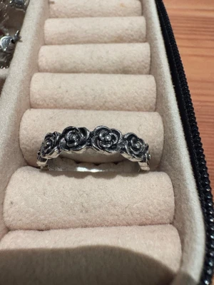 Rosdetalj silver ring - Vet ej storleken!