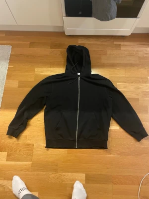 Weekday Hoodie - Svart weekday hoodie i storlek M. Använd men i grymt bra skick. 