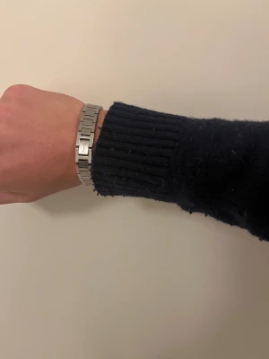 Lacoste armband silver - Box ingår samt länkar och påse. Sitter riktigt snyggt. Den är dom ny, nästan aldrig använt. Nypris 2600kr
