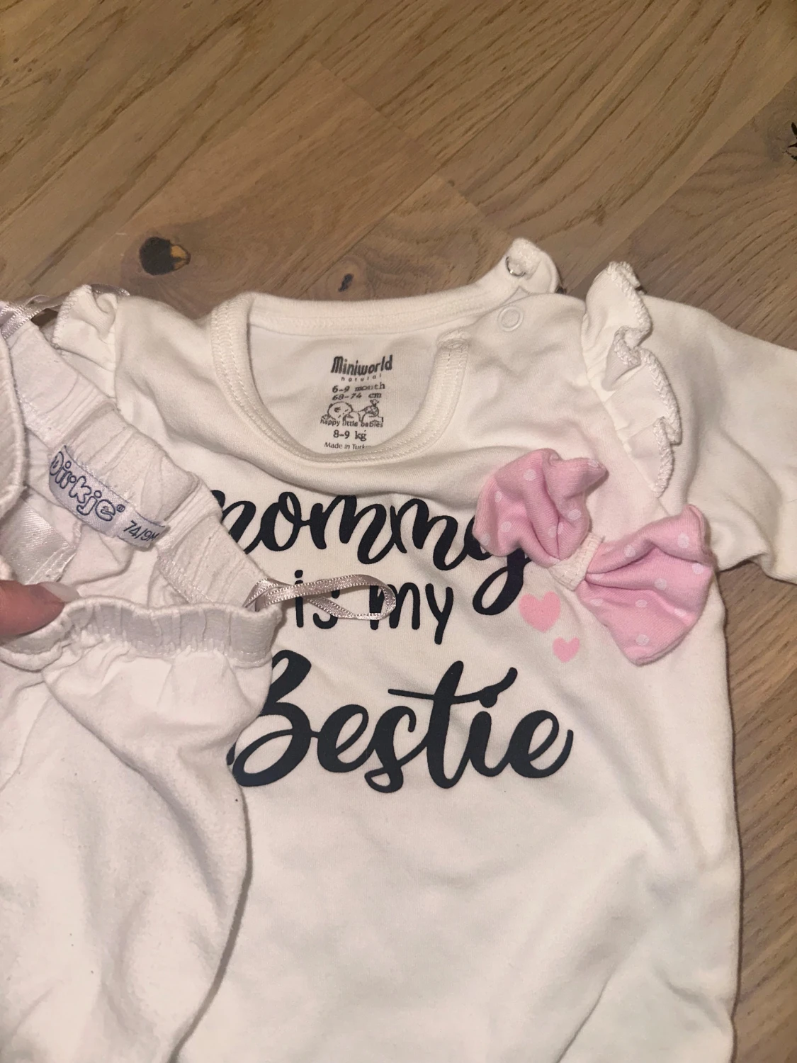Sött set med body och byxor Vit babyset med text och rosett - 3