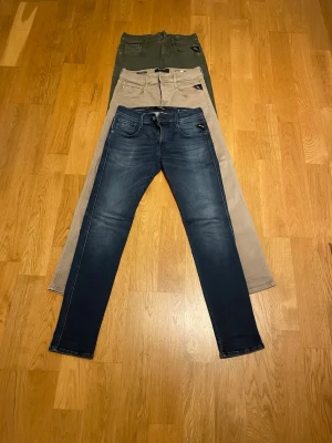 Tre par Replay Anbass jeans! - Säljer tre par Replay Anbass jeans slim fit! Ett par mörkblå, ett par mörkgröna och ett par beiga jeans. Storlek 29/32. Alla tre jeansen är i gott skick och nypris ligger på 1600kr vardera.  Hör av dig om du är intresserad! Öppen för diskussion om pris. 