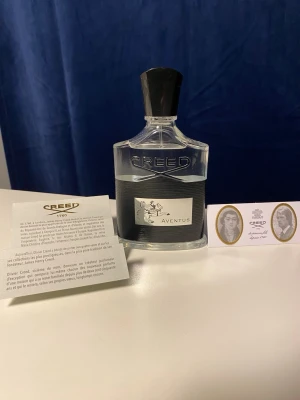 Creed Aventus 100ml Eau de Parfum - Säljer en creed aventus med ca~95 ml kvar som är en riktigt fin sommar parfym. Box och de klassiska creed lapparna medkommer. Däremot har locket tappats och tvingats bytas till ett lite sämre som inte riktigt passar perfekt. Annars är doften magisk och håller länge på huden. Pris kan diskuteras vid en snabb affär!
