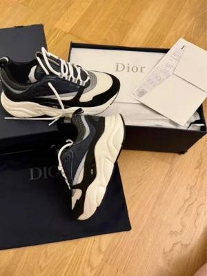 Dior sneakers med chunky sula - dior b22 storlek 42 helt nya aldrig använda kommer med box o allt tar byten bror på vad det är och pris kan alltid diskuteras 