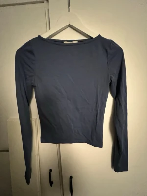 Mörkblå långärmad topp - Säljer mörkblå långärmad topp från hm i bra skick☺️
