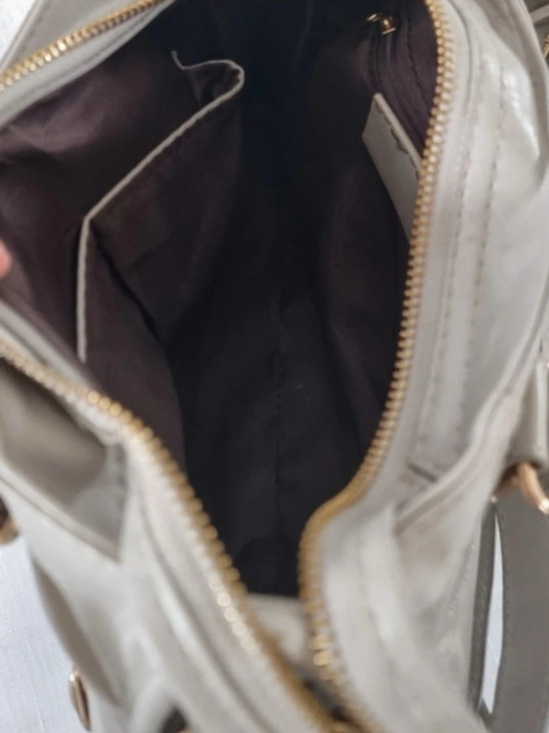 Grå beige axel/handväska med gulddetaljer - 3