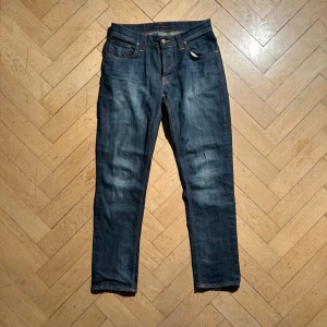 Nudie jeans - Grim Tim - Mått: Längd - 101 cm. Midja - 39 cm. Skriv vid ytterligare frågor eller funderingar🤝