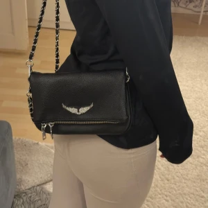 Axelväska  - Säljer denna väska, nyskick! Zafig