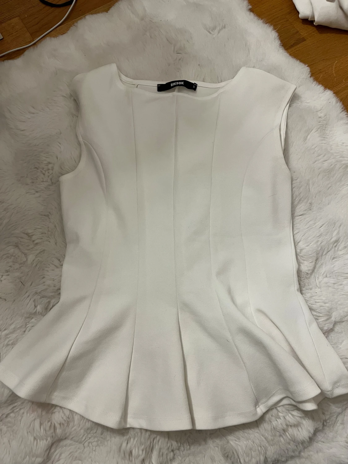 Vit blus med utsvängd nederdel Bikbok