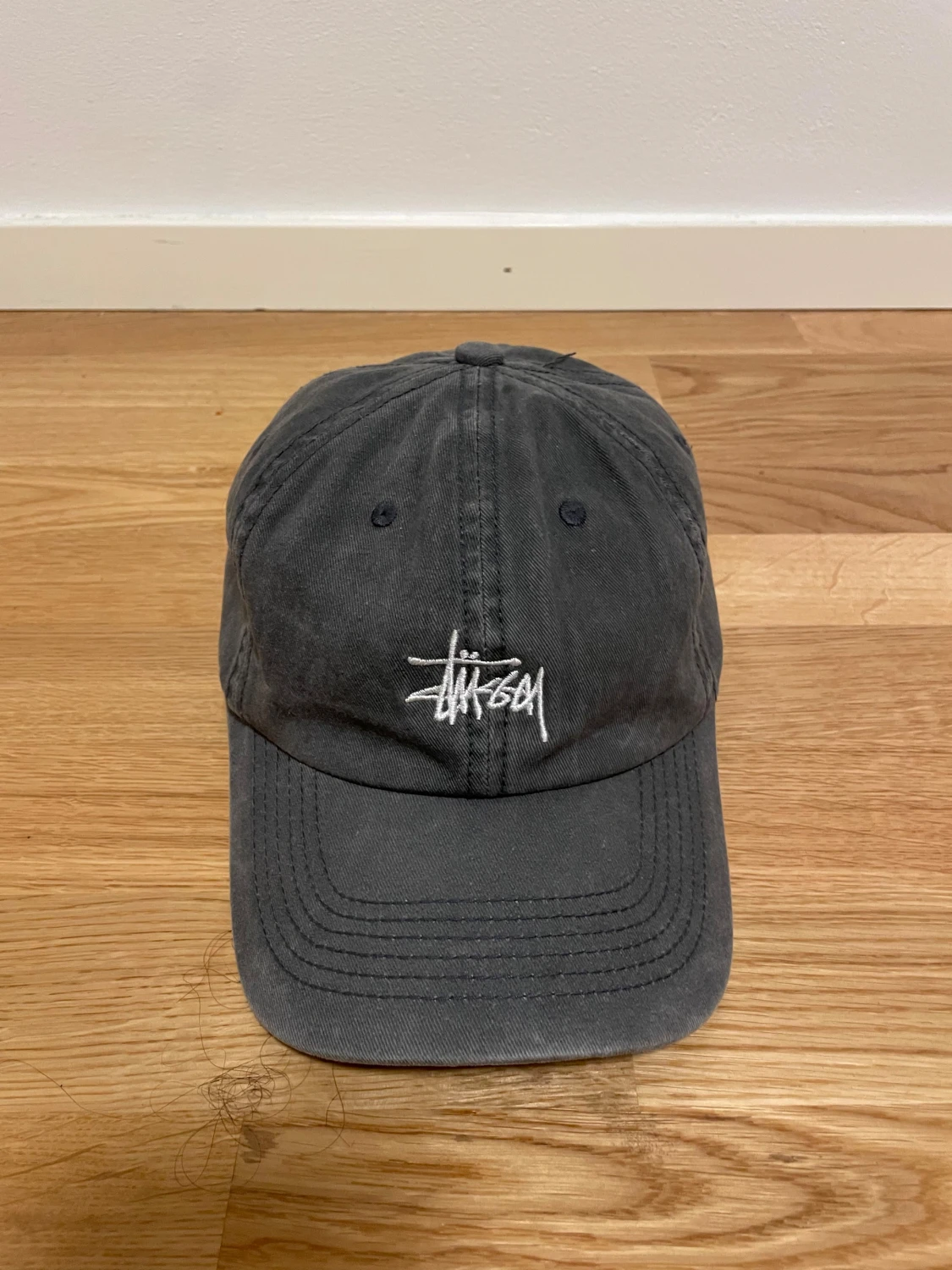 Svart Stüssy keps med broderad logga