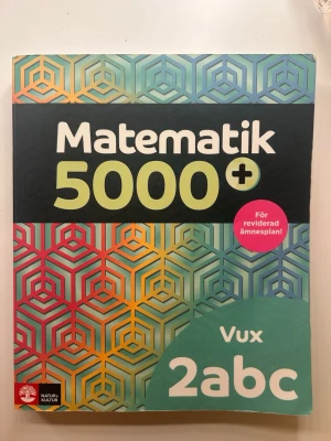 Matematik 5000+ Vux 2abc - En modern och färgstark mattebok för vuxenutbildning och gymnasiet, anpassad efter den senaste ämnesplanen. Här får du digitala verktyg, utmanande uppgifter och varierad undervisning som hjälper dig att utveckla dina mattekunskaper på ett roligt och inspirerande sätt. Använd till studier under fyra månaders tid. Inget klotter i boken. 