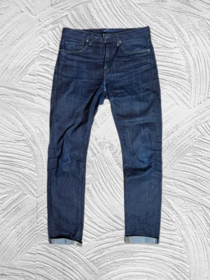 Levi's Selvedge Jeans - Levis jeans japansk selvedge i storlek 31/34, Midjemått 41,5cm, ytterbenslängd 110cm! – enkla att matcha och sköna att bära. Ett stilrent val, noggrant utvalt med omsorg av A.M.C!  📩 Frågor? Hör gärna av dig! 📲 Följ oss här på Plick för fler uppdateringar. ♻️ Tack för att du handlar mer hållbart med A.M.C Archive!