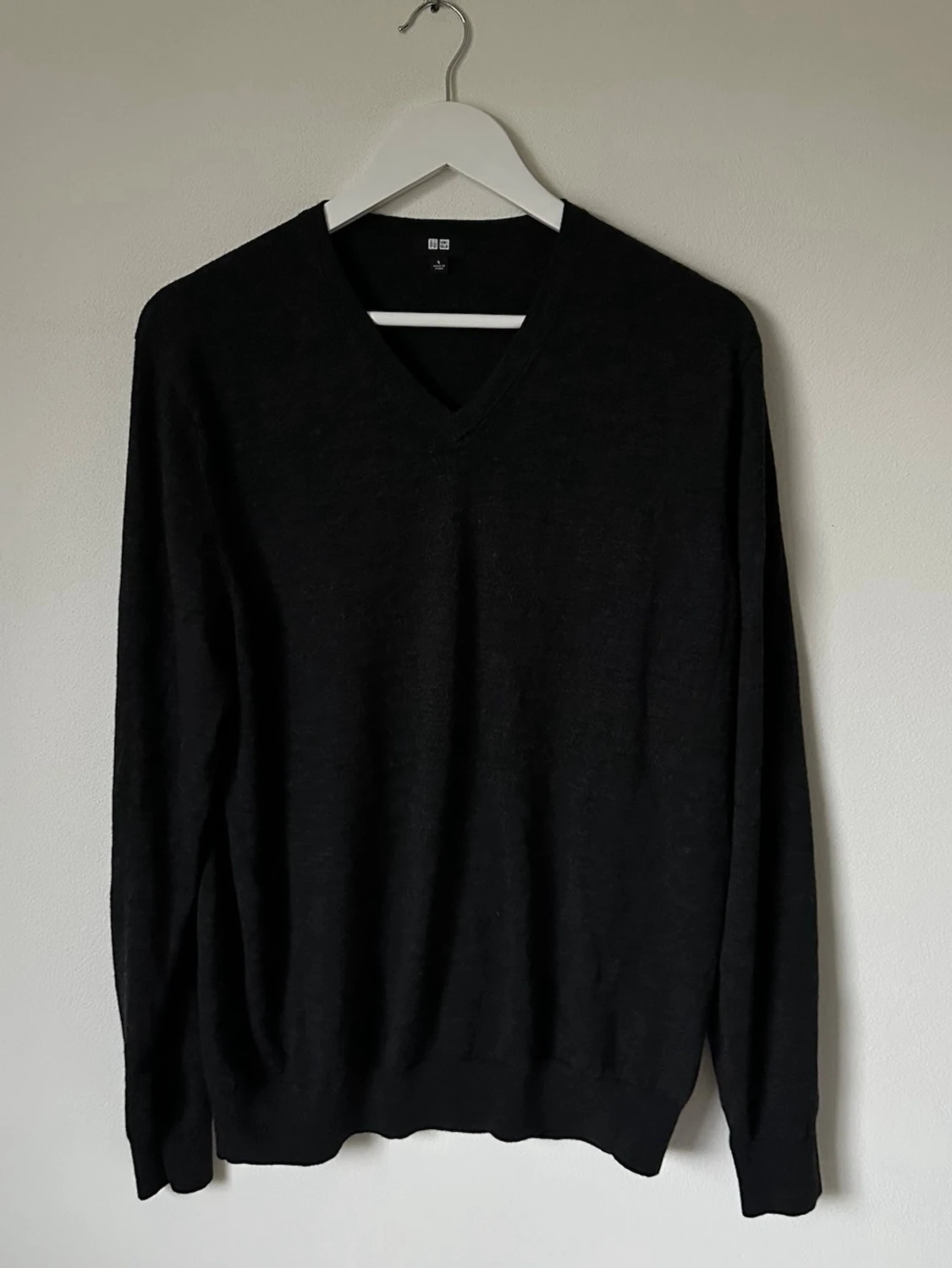 Mörkgrå v-ringad ulltröja från Uniqlo