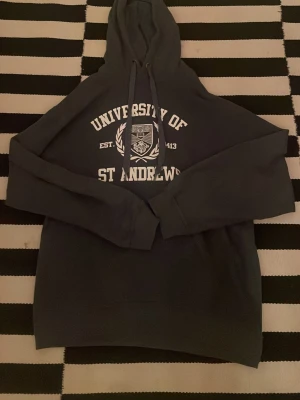 Univerisy of St Andrews hoodie  - Hoodie från Univerisy of St Andrews. Storlek K men sitter mer som M 