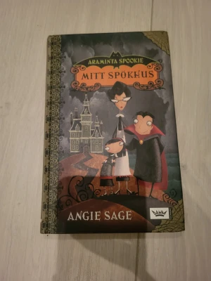 Araminta Spookie: Mitt spökhus - Följ Araminta Spookie i ett gammalt, mystiskt spökhus fullt av fladdermöss, vampyrer och spöken! Med humor och fantasi försöker hon stoppa sin surmulna faster från att flytta. Perfekt för dig som gillar kusliga äventyr med en twist!