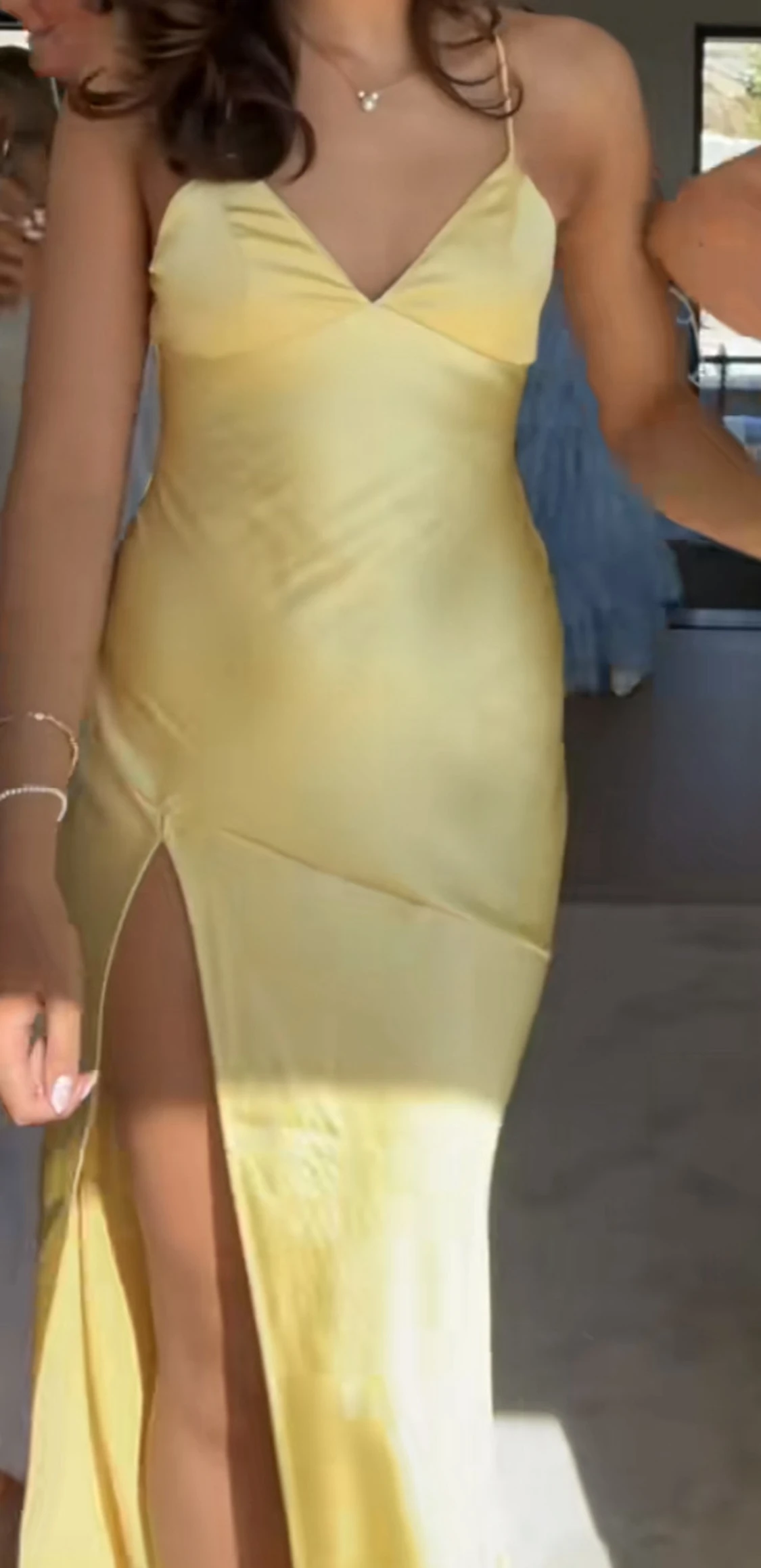 Ljusgul långklänning med slits
