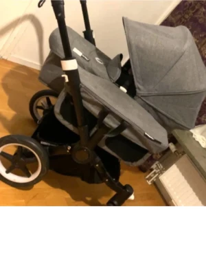 Bugaboo Barnvagn - Hej! Jag säljer min barnvagn som är helt ny.. man kan välja att lägga ett barn i vagnen  ett eller två barn.. Den är helt ny jag använde aldrig den eftersom ja åkte ganska mycket bil df ja valde sälja den! 