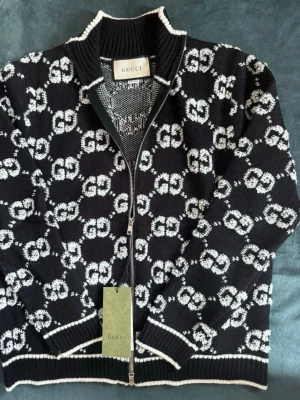 Svart stickad kofta från Gucci - Den är strl S helt ny kommer med lapparna och allt jätte bra kvalle och jätte skön och varm pris kan diskuteras och tar byten bror på om jag gillar det eller inte fraktar genom plick passar för de som är mellan 165 och typ 175 