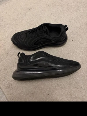 Nike Air Max 720 svart storlek 44.5 - Säljer ett par svarta Nike Air Max 720 i färgen svart. Bra skick. Gamla modellen som inte säljs längre. Storlek 44.5.