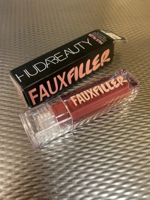 Huda beauty lip gloss  - Huda beauty FAUXFILLER. Helt nytt oanvänd eller öppnat 