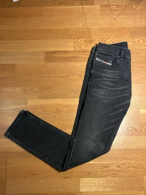 Diesel Jeans - Säljer dessa sjukt snygga Diesel jeans✨       | Storlek: 29/30 | Passform: Slim |        Skick: mycket bra | Hör av dig vid minsta fundering🫡🤝