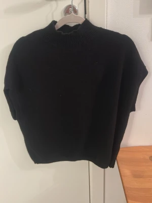 Kortärmad Kappahl tröja - Stickad kortärmad tröja från Kappahl i super bra skick. Typ använd en gång.