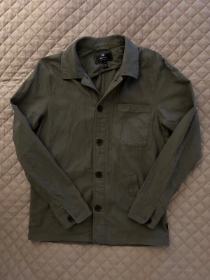 Matinique overshirt - Säljer nu denna riktigt feta overshirten! | Mycket bra skick, bedöm utifrån bilder. | Passar perfekt till över skjortan eller vad som! | Riktigt fet färg. | Storlek S. | Släng iväg en signal vid funderingar så svarar jag snabbt. |