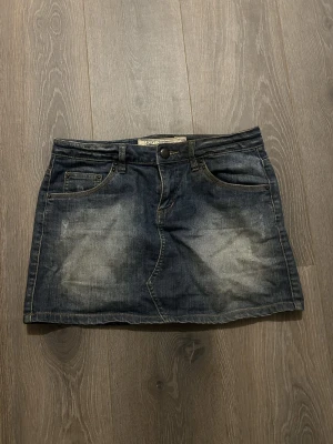 Vintage jeanskjol - Snygg jeanskjol i klassisk blå denim med lätt tvättad/faded look. Kort modell med fickor både fram och bak. Tidlös och lätt att styla – perfekt till sommar, festival eller vardag 🤍  📏 Storlek: 36 🏷️ Märke: Js&n Denim 🎨 Färg: Blå denim ✨ Skick: Bra begagnat skick, normalt slitage enligt bilder  Skickas snabbt💌 Skriv gärna om du vill ha mått eller fler bilder!