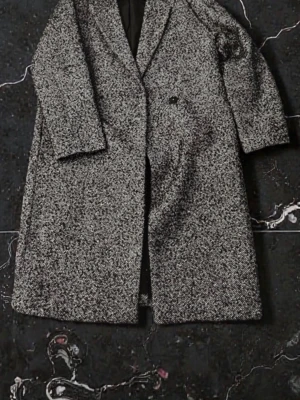 Svartvit lång kappa från H&M för kvinnor - Lång och stilren kappa från H&M i svartvitt mönster. Dubbelknäppt. Det står xs men den passar som S. Säljer för väldigt låg pris🔥🔥