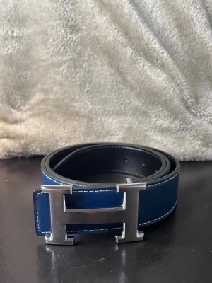 H - Jätte fin blå bälte 