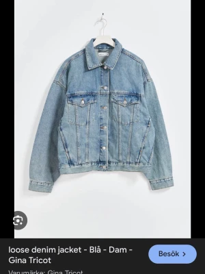 Blå oversized jeansjacka Gina Tricot - Snygg blå jeansjacka från Gina Tricot i en oversized passform. Klassisk modell med krage, bröstfickor med knappar och långa ärmar. Perfekt att slänga över vilken outfit som helst för en chill och trendig look.