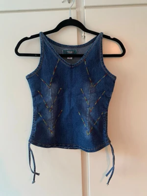 Blå denim topp med broderi - Super cool denim topp