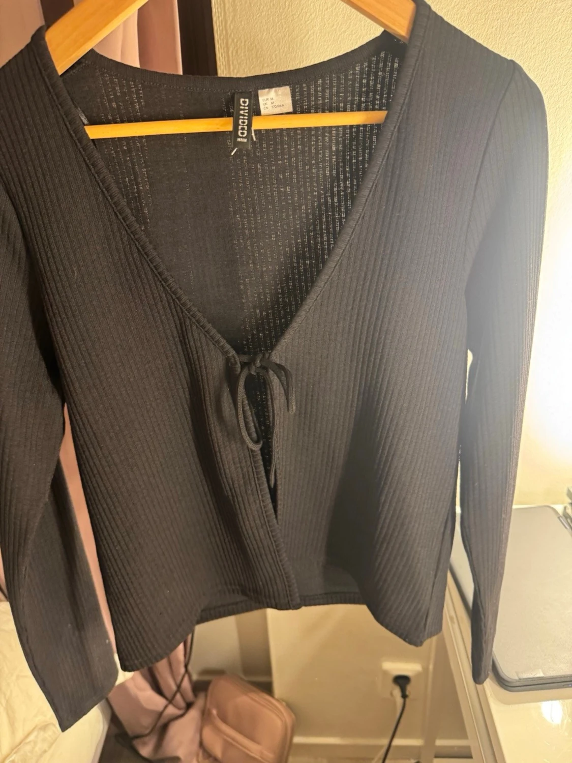 Svart ribbad kofta med knytning