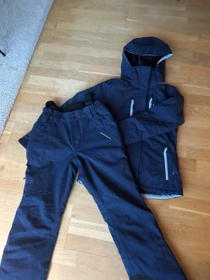 Skidjacka och skidbyxor - Säljer dessa skidkläder i ett set (skidjacka + skidbyxor) från swedemount! Mörkblå med snygga ljusblå detaljer, i fint skick!❤️ Köptes totalt för 2800 kr men säljer nu för 1800 kr tillsammans. Storlek xs.