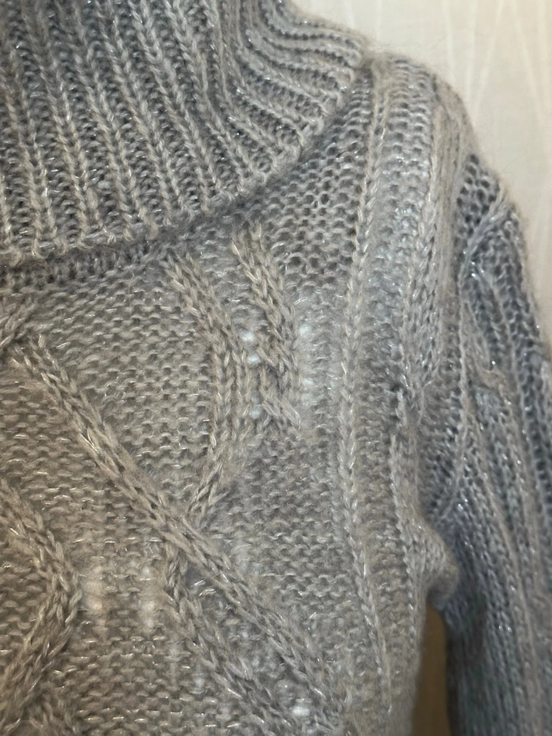 Grå polotröja med kabelstickning - 3