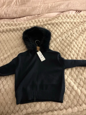 Jacka/ kappa från Gina Tricot  - Fin helt ny tröja/kappa från Gina i marinblå färg storlek 158/164