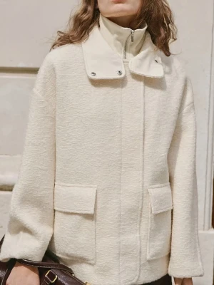 Vit kappa från Mango  - Säljer denna så fina kappa från mango😍bara använd typ 1 gång. Köptes i Spanien för 900kr 