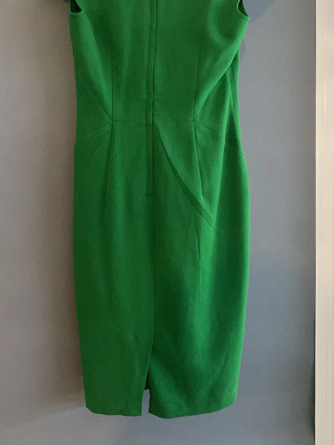 Grön kortklänning med v-ringning - 1