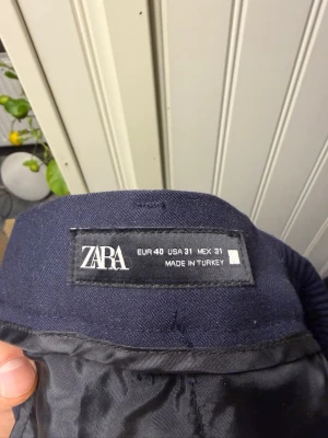 Mörkblå kostymbyxor från Zara - Snygga mörkblå kostymbyxor från Zara med klassisk rak passform. Aldrig använda då dom var förstora för mig . 