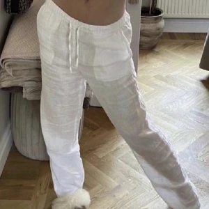 Snygga lågmidjade linnebyxor - Säljer då de är aningen stora på mig men skulle säga att de passar allt från s-m beroende på hur man vill de ska sitta, jag är 173 och de passar bra i längden!! Knappt använda. (Bild från förra ägaren)