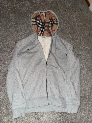 Grå zip hoodie med Burberry-mönstrad huva - Passar Xl också .