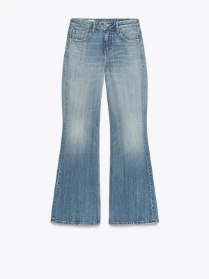 Blå bootcut jeans med utsvängda ben - Säljer ett par ljusblå bootcut jeans med utsvängda ben och klassisk femficksdesign. Jeansen har en snygg tvättad look och normal passform i midjan. Perfekta för dig som vill ha en retro vibe i garderoben. Sitter bootcut men lite baggy. Nypris 399. Skriv för fler bilder! 