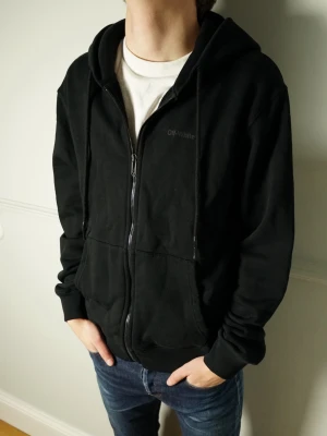 OFF-WHITE HOODIE - Fet Off White Ziphoodie | Skick: 9/10 | Strl: M | Modellen är 182 cm | Hör av dig vid intresse eller om du undrar någonting! 