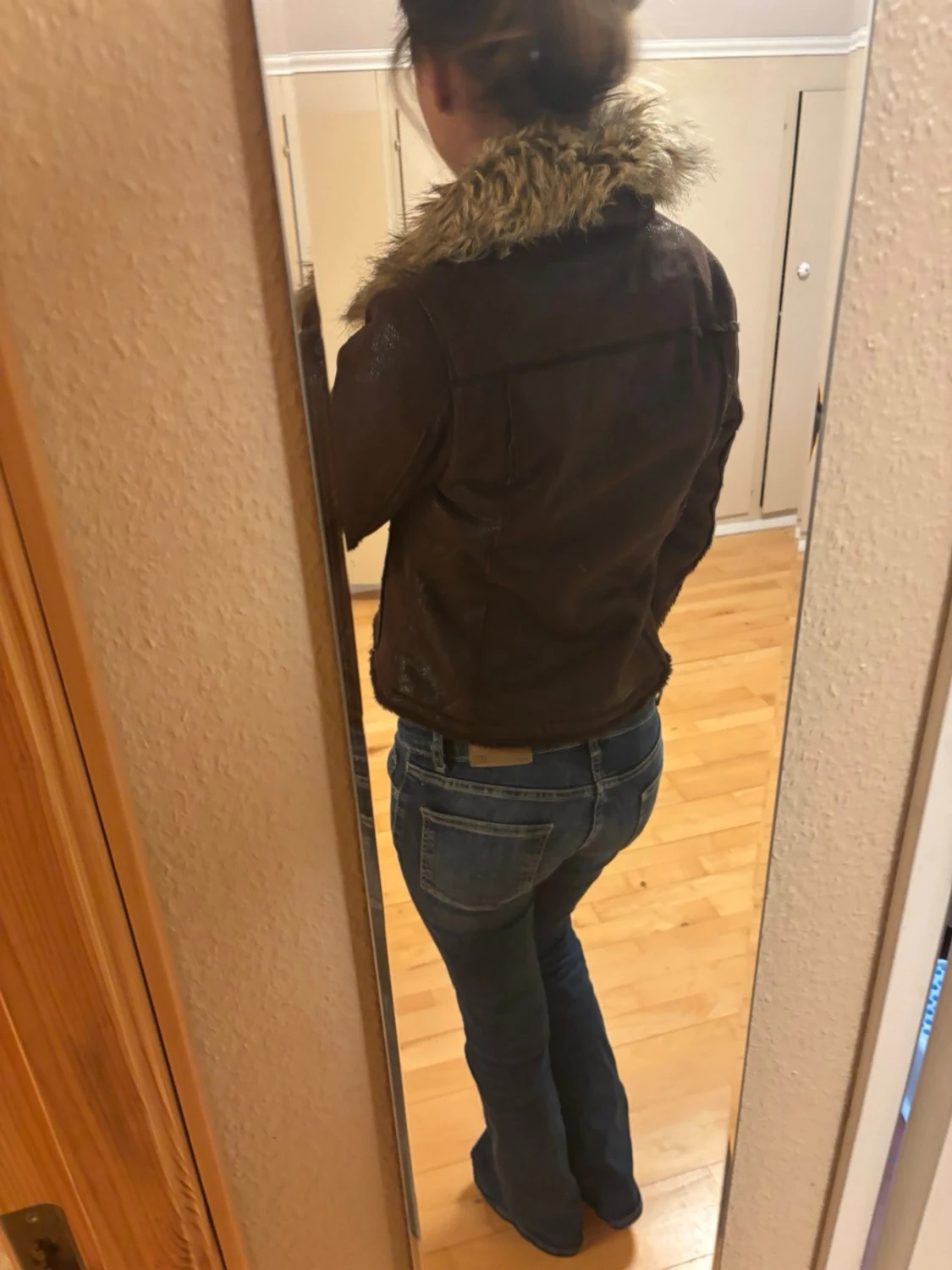 Brun pälsjacka med stor krage - 1