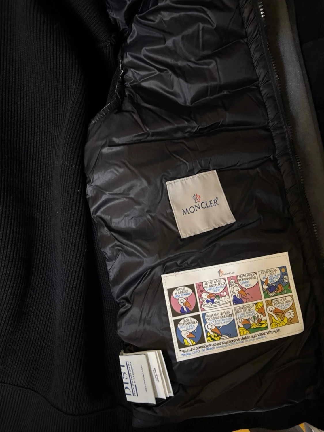 Svart dunjacka med huva från Moncler - 1