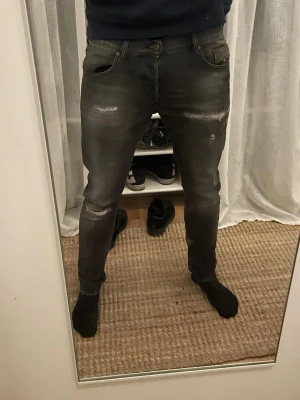 Diesel jeans  - Riktigt feta diesel jeans en unik modell med slitningar storlek w32/l30 men dom är 32 i längd skulle ja säga finns fler frågor är det bara att skriva 