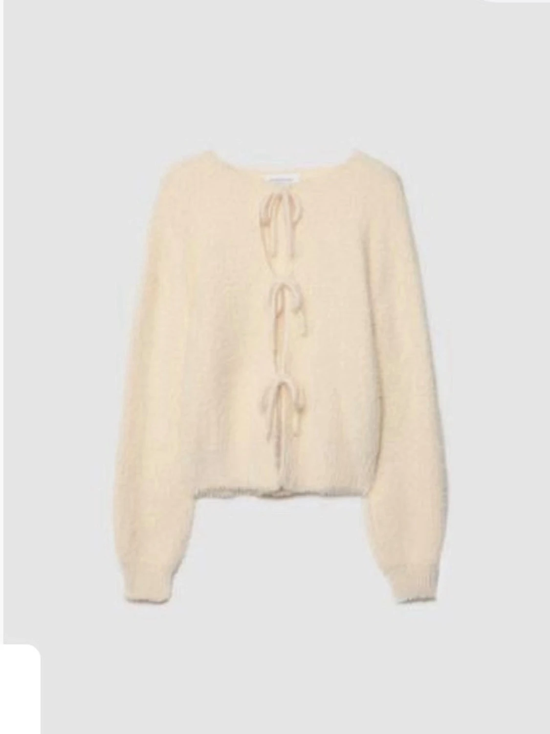 Krämvit fluffig kofta med knyt
