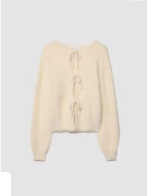 Krämvit fluffig kofta med knyt - Söt kofta med knyt i fluffigt material